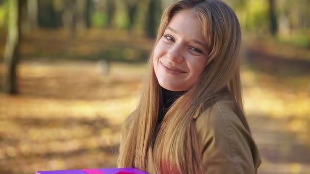 Oldalnézet Aranyos Fiatal Sétál Parkban Ősszel Pozitív Vidám Elegáns Hölgy — Stock videók