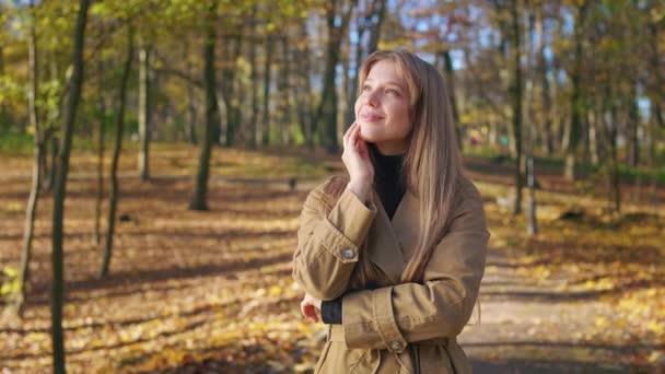 Vista Lateral Mulher Alegre Feliz Desfrutando Clima Ensolarado Outono Parque — Vídeo de Stock