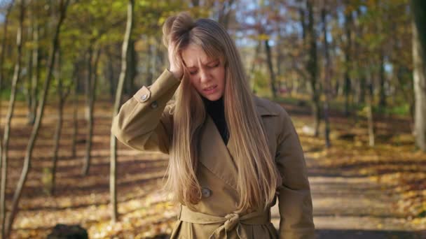 Elöl Szép Elegáns Hölgy Sétál Áll Parkban Ősszel Szomorú Zaklatott — Stock videók