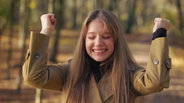 Vonzó Fiatal Hölgy Ősszel Áll Parkban Boldog Vidám Kamerába Néz — Stock videók