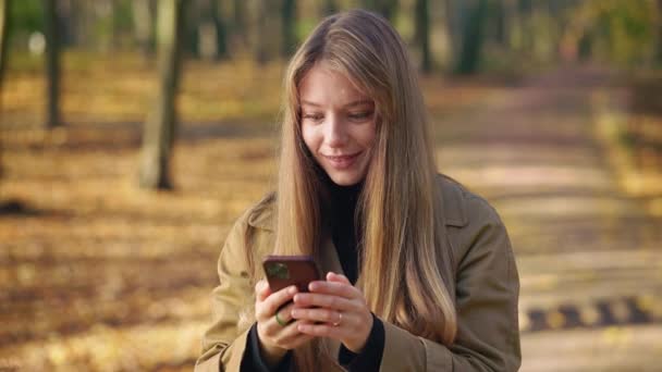 Seitenansicht Einer Glücklichen Überraschten Frau Die Herbst Ihr Smartphone Park — Stockvideo