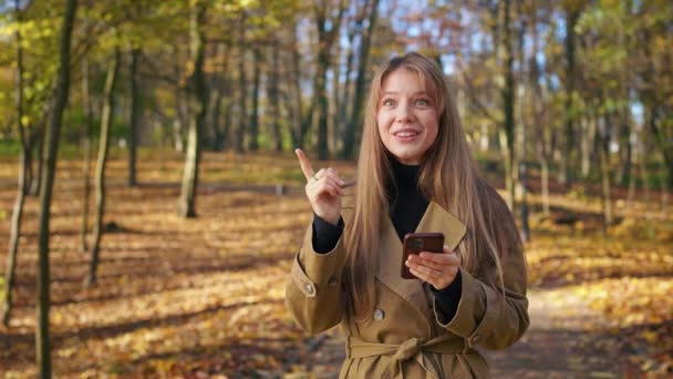 Çekici Genç Bir Bayanın Sonbaharda Parkta Yürümesini Planda Görmek Güzel — Stok video