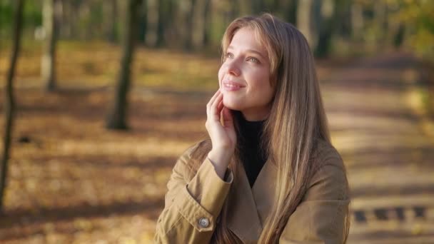 Oldalnézet Vonzó Fiatal Hölgy Sétál Parkban Ősszel Gyönyörű Áll Csodálkozik — Stock videók
