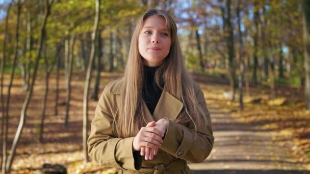 Front View Pretty Young Woman Standing Park Looking Camera Talking — Vídeo de Stock