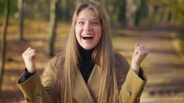 Elöl Boldog Boldog Séta Élvezi Napos Őszi Időjárás Parkban Vidám — Stock videók