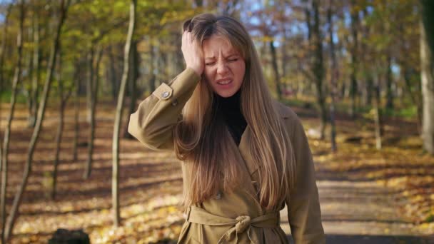 Szomorú Zaklatott Fáradt Elől Aki Sétál Parkol Fiatal Hölgy Elegáns — Stock videók