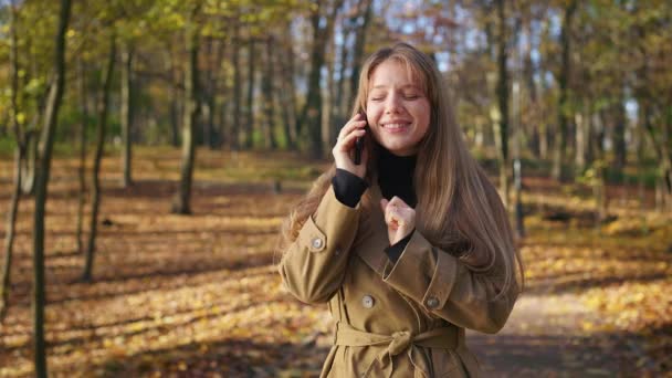 Vista Lateral Atractiva Jovencita Hablando Por Teléfono Parque Mujer Alegre — Vídeos de Stock