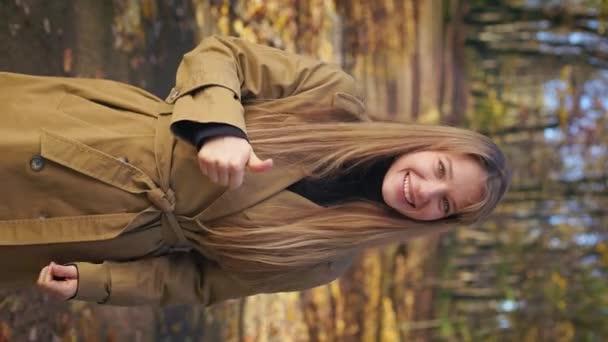 Widok Przodu Eleganckiej Młodej Kobiety Ubranej Modne Ubrania Spacerującej Jesienią — Wideo stockowe