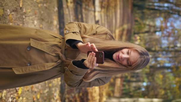 Widok Przodu Uśmiechnięta Pozytywna Dama Spacerująca Parku Jesienią Radosna Wesoła — Wideo stockowe
