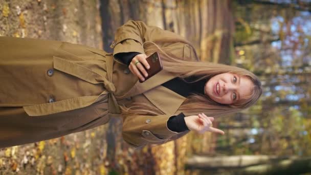 Widok Przodu Eleganckiej Młodej Damy Stojącej Parku Korzystającej Smartfona Szczęśliwa — Wideo stockowe