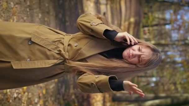 Widok Wściekłą Kobietę Stojącą Parku Rozmawiającą Przez Smartfona Ładna Pani — Wideo stockowe
