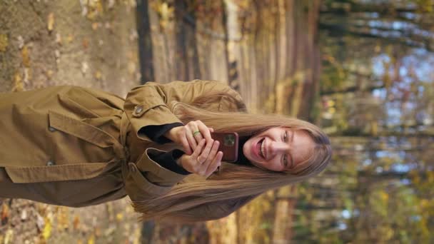 Främre Bild Positiva Känslomässiga Kvinna Promenader Står Parken Attraktiv Ung — Stockvideo