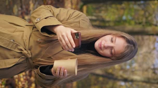 Vista Frontal Sorprendida Joven Dama Usando Smartphone Parque Mirando Cámara — Vídeos de Stock