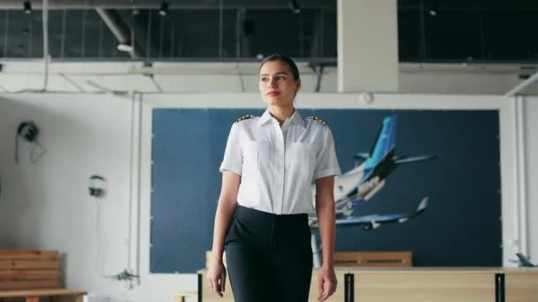 Visão Frontal Instrutora Feminina Séria Piloto Ensino Aviação Uma Mulher — Vídeo de Stock