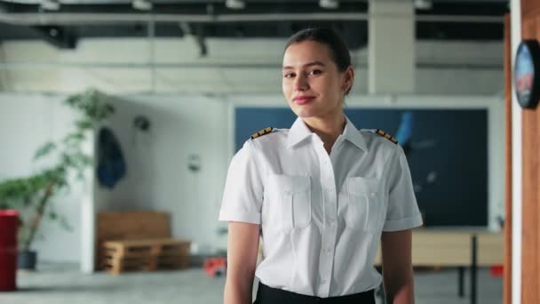 Front View Seductive Female Pilot Instructor Standing Classroom Attractive Young — Vídeo de stock