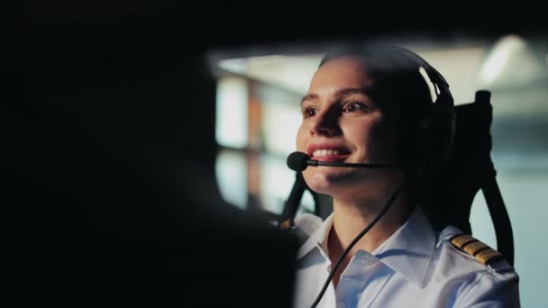 Oldalnézet Fiatal Női Pilóta Kabin Repülőgép Mosolygós Egyenruhát Viselő Mikrofonnal — Stock videók