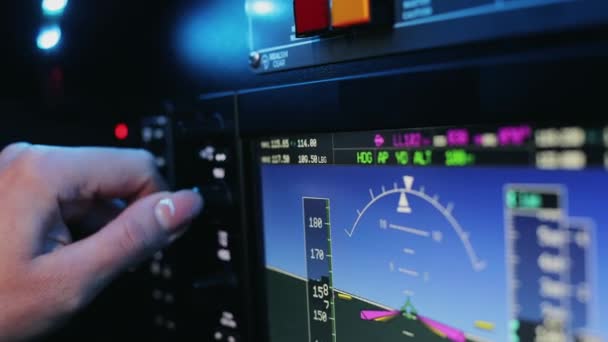 Großaufnahme Von Pilot Ausbilder Startflugzeug Flugzeug Frau Uniform Sitzt Drückt — Stockvideo