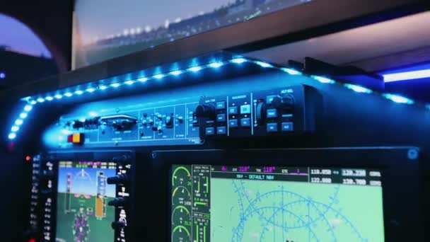 飛行機の中にライトや標識が立ってホイールを閉じます 航空機室内で教官訓練パイロット 航空機による移動の概念 — ストック動画