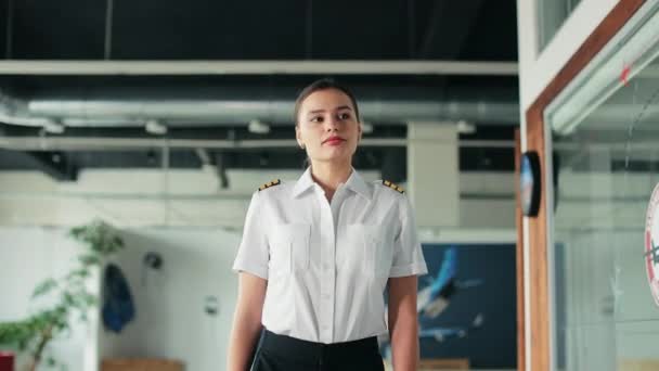 Vue Face Jeunes Jolies Femmes Uniforme Marchant Allant Classe Pilote — Video
