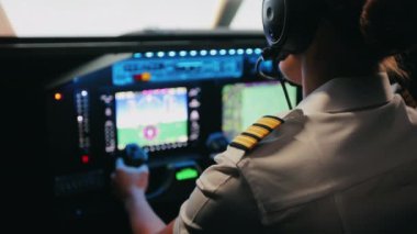 Genç, kadın pilot eğitimine, uçmaya çalışmasına, uçak fırlatmasına. Üniformalı ve uçaklı bir kadın, bekliyor, dönüyor. Havacılıkla seyahat kavramı.