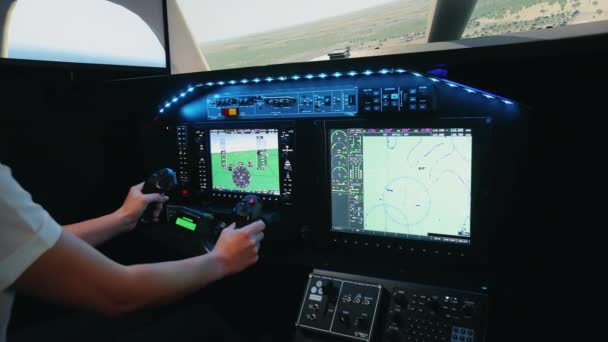 Close Van Piloot Instructeur Lancering Vliegend Vliegtuig Vliegtuig Serieuze Geconcentreerde — Stockvideo