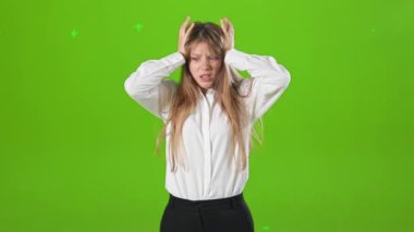 Stüdyoda kameraya bakan yorgun ve meşgul bir kadının ön görüntüsü. Genç, sarışın kadın resmi kıyafetler giyiyor, çok çalışıyor, başı ağrıyor. Modern yaşam tarzı kavramı.