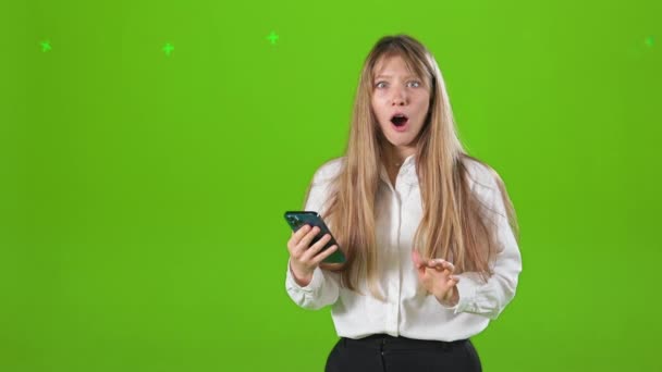 Seitenansicht Einer Jungen Frau Die Studio Steht Ihr Smartphone Benutzt — Stockvideo