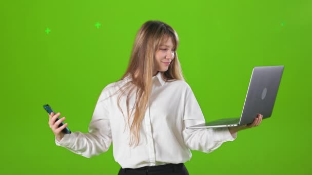 Vooraanzicht Van Een Positieve Blonde Vrouw Die Een Laptop Smartphone — Stockvideo