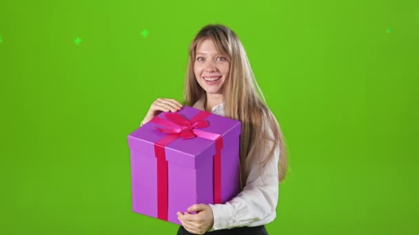 Вид Спереду Щаслива Весела Леді Стоїть Позує Подарунковою Коробкою Приміщенні — стокове відео