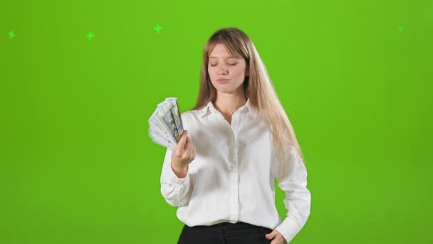 Vista Frontal Jovem Loira Feminina Segurando Dinheiro Moeda Mostrando Acenando — Vídeo de Stock