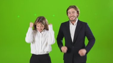 Mutlu, neşeli kadın ve erkek el kaldırıyor, yaşasın diyor. Başarılı iş ortakları kameraya bakıyor. Mutluluk kavramı ve samimi duygular.