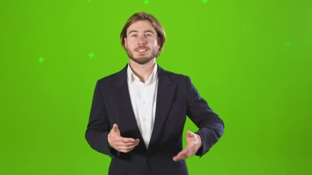 Vista Frontal Jovem Repórter Posando Estúdio Bonito Homem Vestindo Fantasia — Vídeo de Stock
