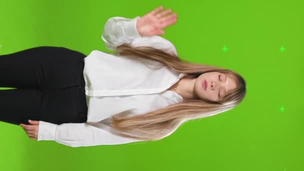 Вид Спереду Красива Блондинка Офіційному Одязі Стоїть Позує Студії Досить — стокове відео