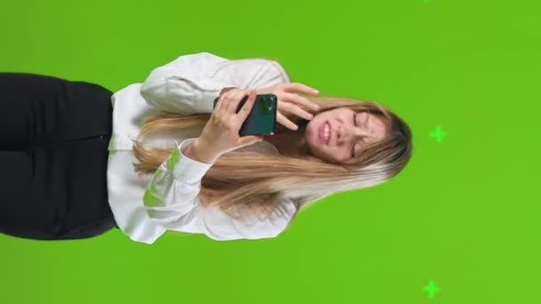 Wütende Junge Frauen Empfinden Wut Während Sie Auf Den Telefonbildschirm — Stockvideo