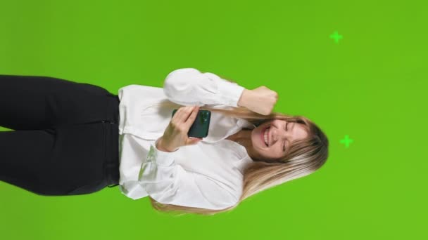 Szczęśliwa Blondynka Sprawdzająca Smartfona Wykonująca Gest Zwycięzcy Widok Przodu Wesoła — Wideo stockowe