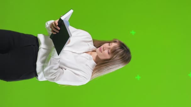 Schöne Junge Frau Blättert Notizbüchern Liest Während Sie Atelier Steht — Stockvideo