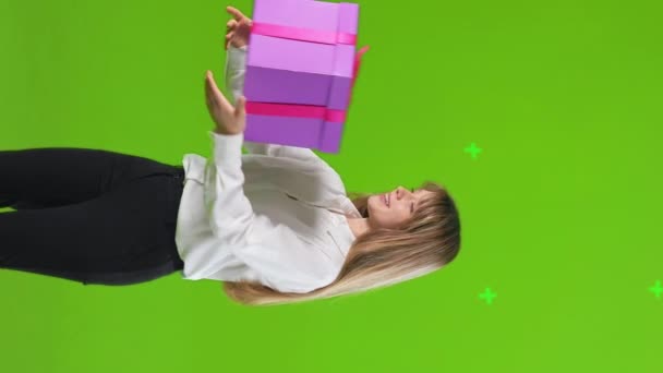Mujer Rubia Feliz Vomitando Una Gran Caja Regalo Sonriendo Alegremente — Vídeos de Stock