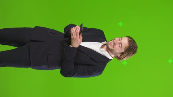 Homem Negócios Feliz Sorrindo Para Câmera Depois Verificar Smartphone Estúdio — Vídeo de Stock
