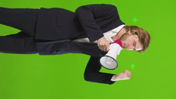 Kasıtlı Megafonlu Yakışıklı Bir Adam Bağırıyor Halkla Konuşuyor Hareket Halinde — Stok video