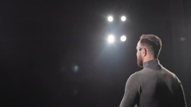 Bilge erkek danışman sahneye çıkıyor ve ellerini havada sallayarak karşılamaya başlıyor. Günlük kıyafet eğitmeni seminerde nişanlı seyirciyi selamlıyor.