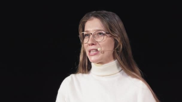 Portrét Příjemné Bělošky Brýlích Mluvící Mikrofonem Sluchátek Během Obchodního Semináře — Stock video