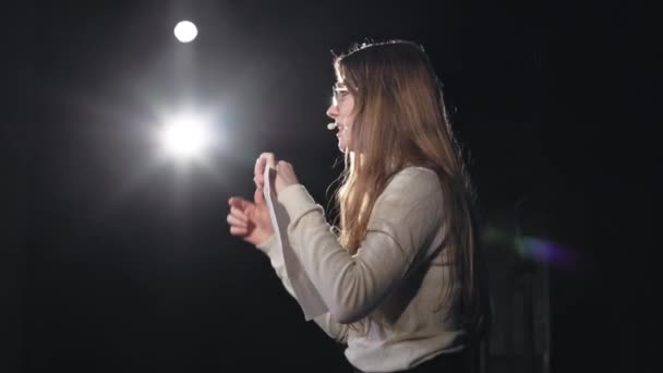 Γυναίκα Αυτοπεποίθηση Ακουστικά Μικρόφωνο Που Σκίζει Χαρτιά Στη Σκηνή Κατά — Αρχείο Βίντεο