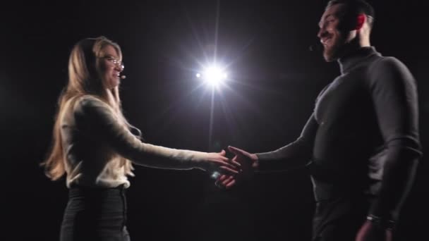 Sahnede Birbirlerini Selamlamak Için Kulaklıklarla Sıkışan Kafkas Motivasyon Hocalarının Yan — Stok video