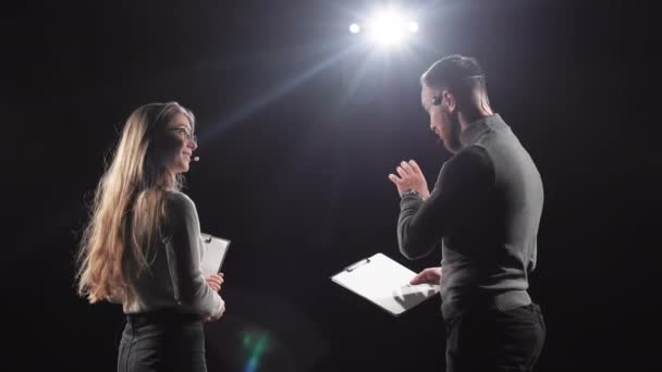 Dinamik Adamları Rahat Giysiler Içinde Sahne Işıklarıyla Sahnede Duruyor Konferans — Stok video