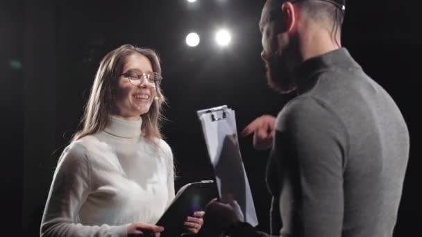 Sahnede Yüz Yüze Duran Beşlik Çakan Rahat Giyimli Pozitif Danışmanları — Stok video