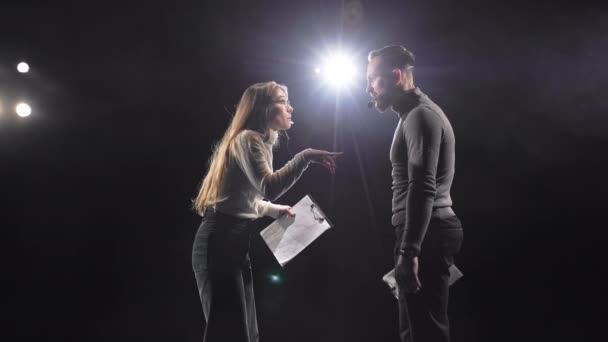 Penutur Emosional Pria Dan Wanita Headset Berdebat Secara Terbuka Selama — Stok Video