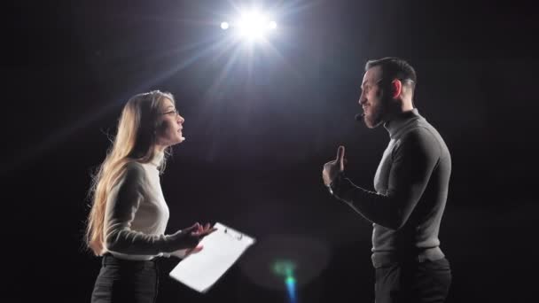 Sahnedeki Performansı Sırasında Sakallı Bir Adam Güzel Bir Kadının Tartışması — Stok video