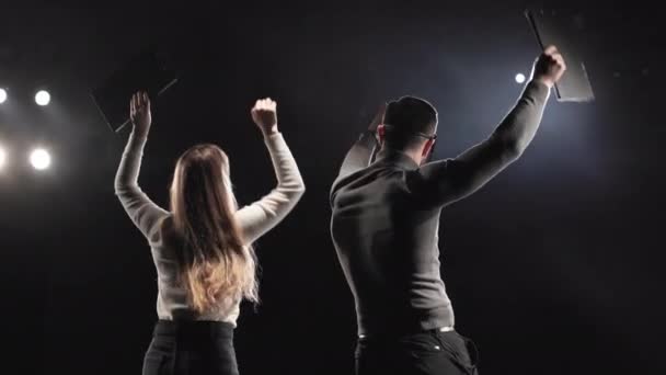 Πίσω Όψη Αγνώριστη Ξανθιά Γυναίκα Και Μελαχρινή Άντρας Χορεύουν Ευτυχισμένοι — Αρχείο Βίντεο