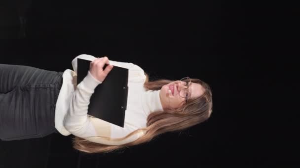 Kafkas Kadın Danışmanın Dikey Videosu Kulaklığı Panosu Siyah Arka Planda — Stok video