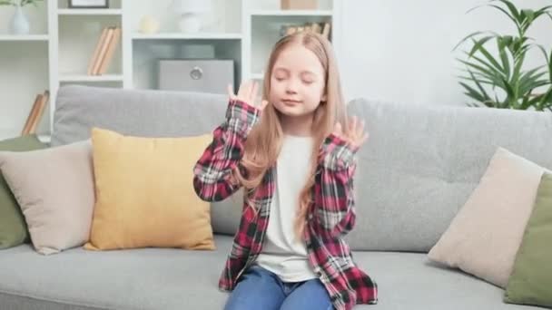 Menina Encantadora Camisa Quadriculada Descansando Sozinha Sofá Confortável Movendo Ritmicamente — Vídeo de Stock